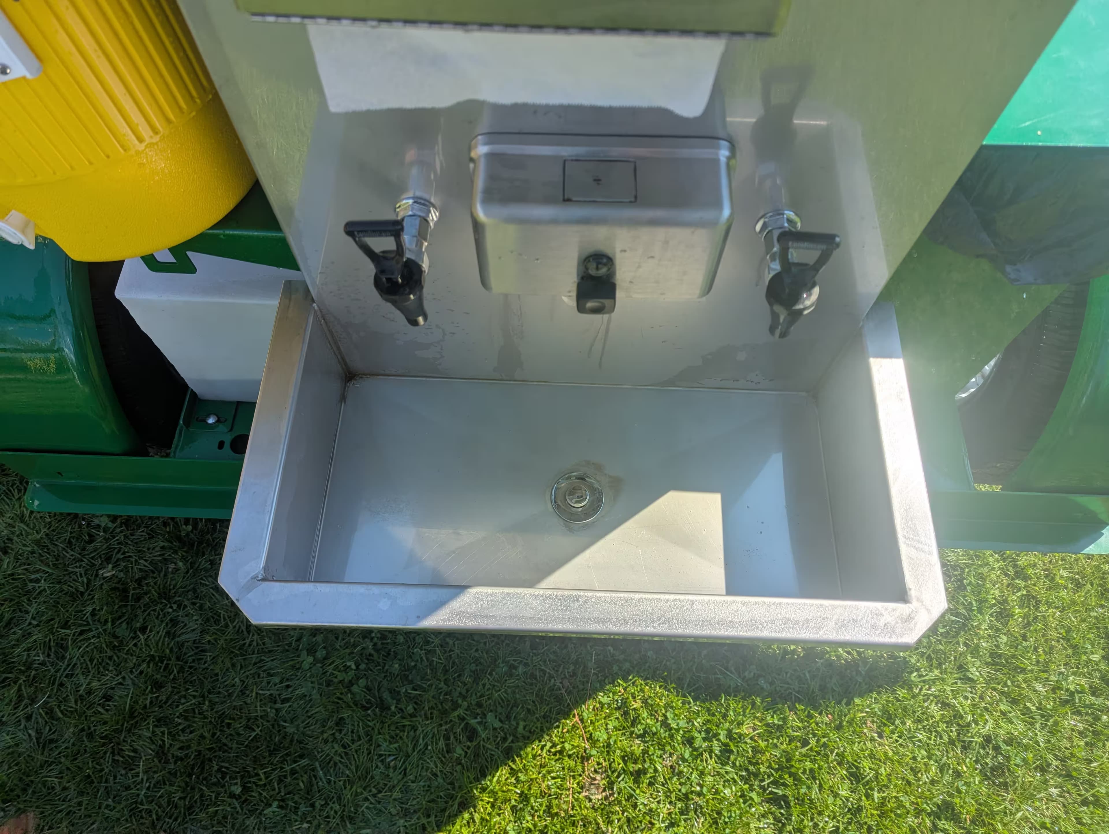 Short clip of wash-up station in use